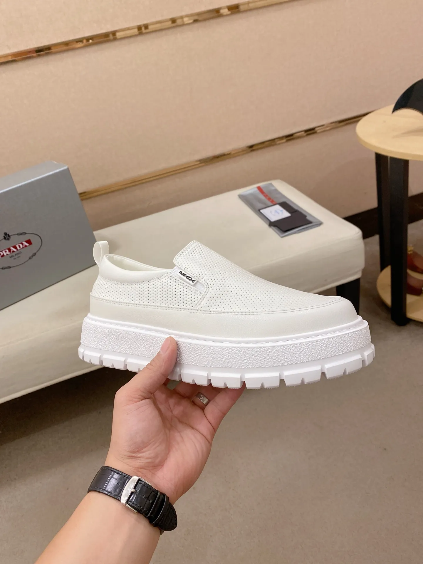 Men's shoes 💰 580💰 ✔️✔️✔️High version High-quality new PRADA (Prada) counters are launched simultaneously, new men's shoes, 😘fabrics are selected from first-layer cowhide fabrics. Lining: Imported cowhide leather lining. 👍🏿High-end☄️Open-molded non-slip rubber outsole, exquisite lines, simple and elegant, comfortable and high-end for leisure travel. Code number: 38 to 45